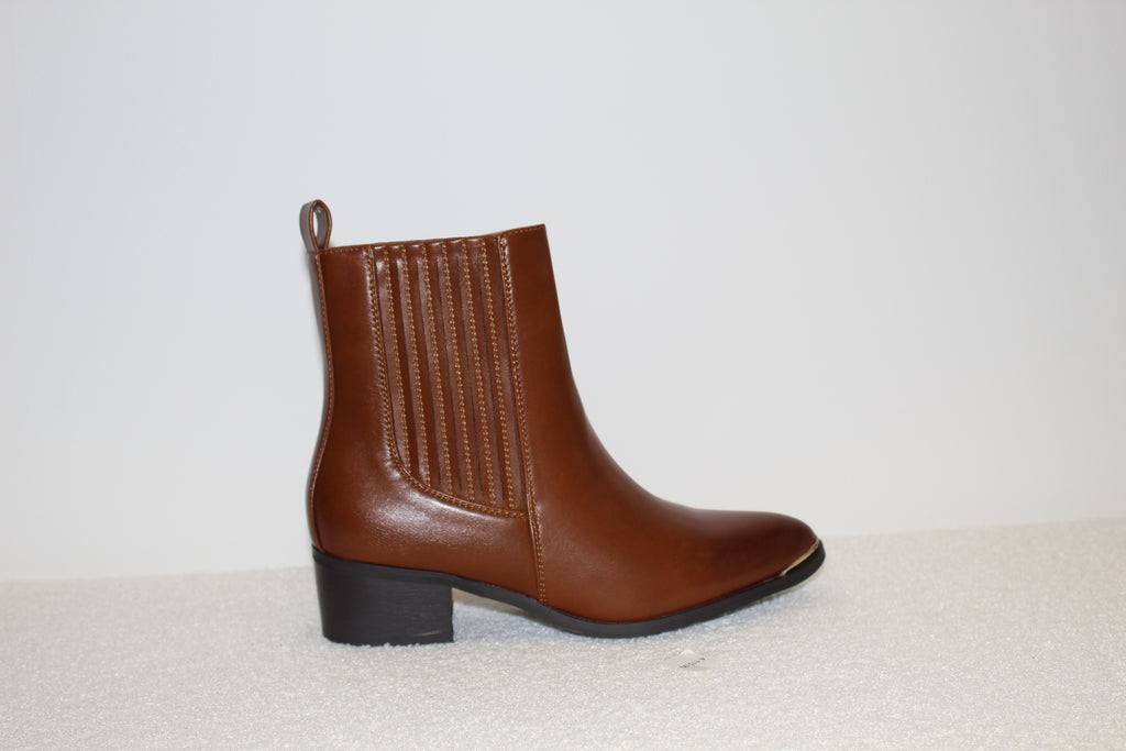 Ontdek het uitgebreide assortiment van Maison de Pieds, waar kwaliteit voorop staat. Verwen uw voeten met onze uitgelezen selectie schoeisel, variërend van enkellaarsjes tot stoere cowboy laarzen, stijlvolle boots en trendy sneakers. Ontdek vandaag nog de perfecte schoen die bij u past!